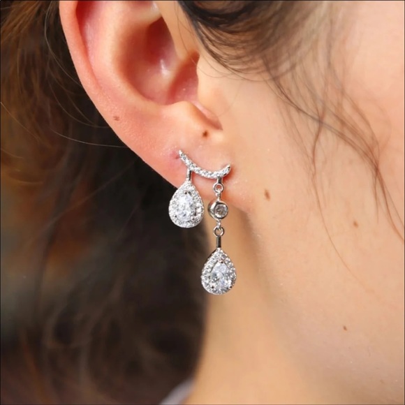 Jewelry - 18k ear climbers